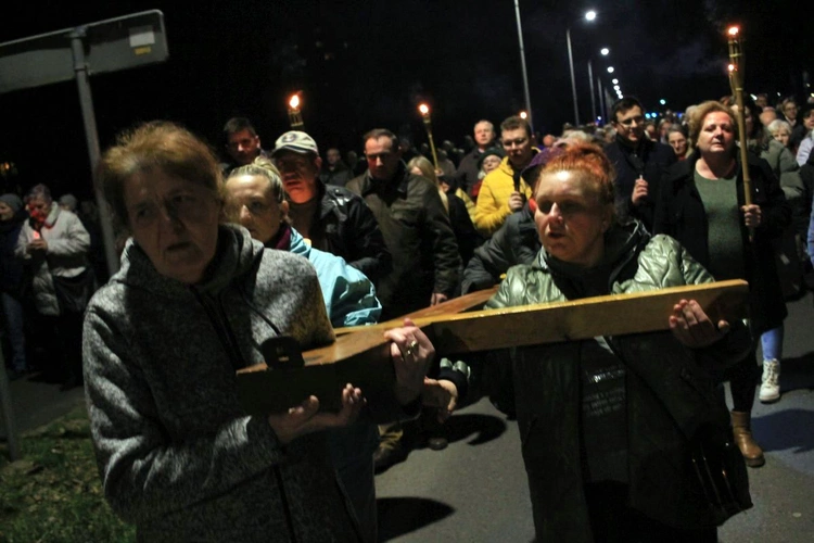 Droga Krzyżowa ulicami Kędzierzyna-Koźla w 20. rocznicę śmierci św. Jana Pawła II