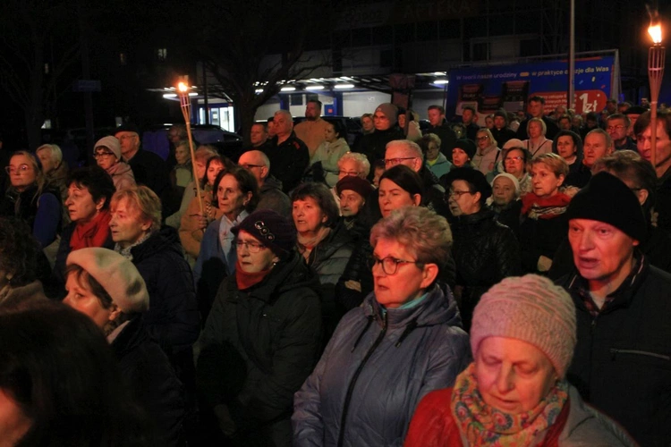 Droga Krzyżowa ulicami Kędzierzyna-Koźla w 20. rocznicę śmierci św. Jana Pawła II