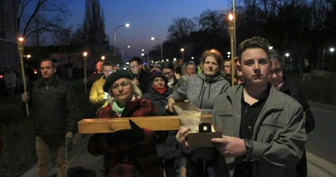 Droga Krzyżowa ulicami Kędzierzyna-Koźla w 20. rocznicę śmierci św. Jana Pawła II