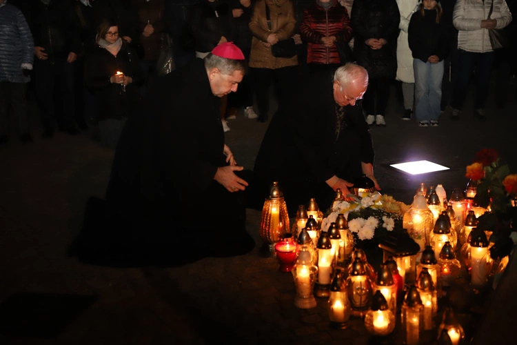 Znicze pod pomnikiem Jana Pawła II złożyli m.in. biskupi Wojciech Osial i Andrzej F. Dziuba. 