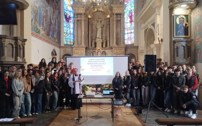 Ks. Jacek Kucharski z młodzieżą III klasy Liceum Ogólnokształcącego im. Armii Krajowej w Białobrzegach.