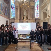 Ks. Jacek Kucharski z młodzieżą III klasy Liceum Ogólnokształcącego im. Armii Krajowej w Białobrzegach.