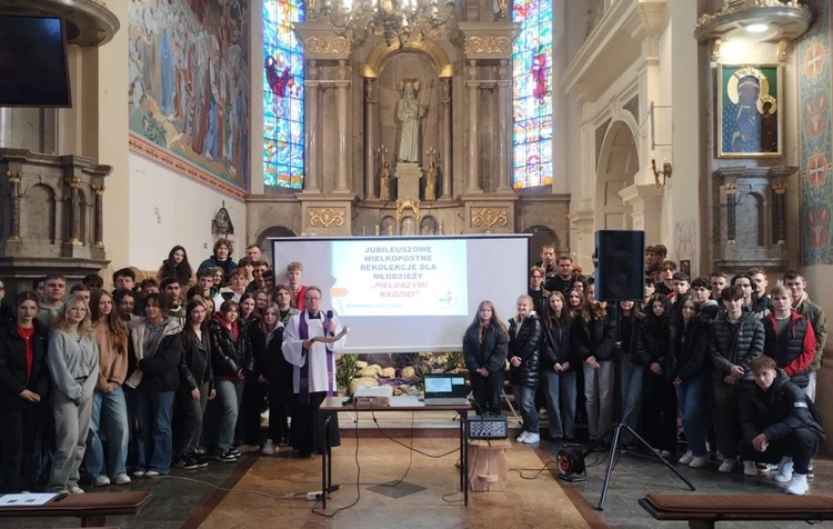 Ks. Jacek Kucharski z młodzieżą III klasy Liceum Ogólnokształcącego im. Armii Krajowej w Białobrzegach.