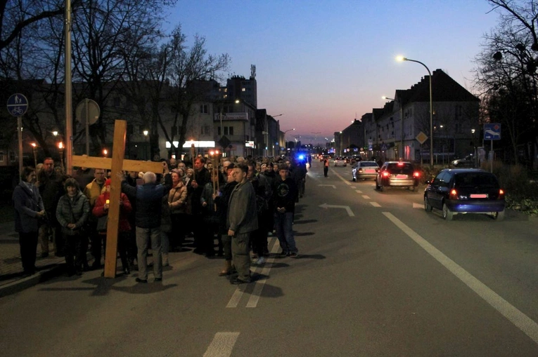 Droga Krzyżowa ulicami Kędzierzyna-Koźla w 20. rocznicę śmierci św. Jana Pawła II