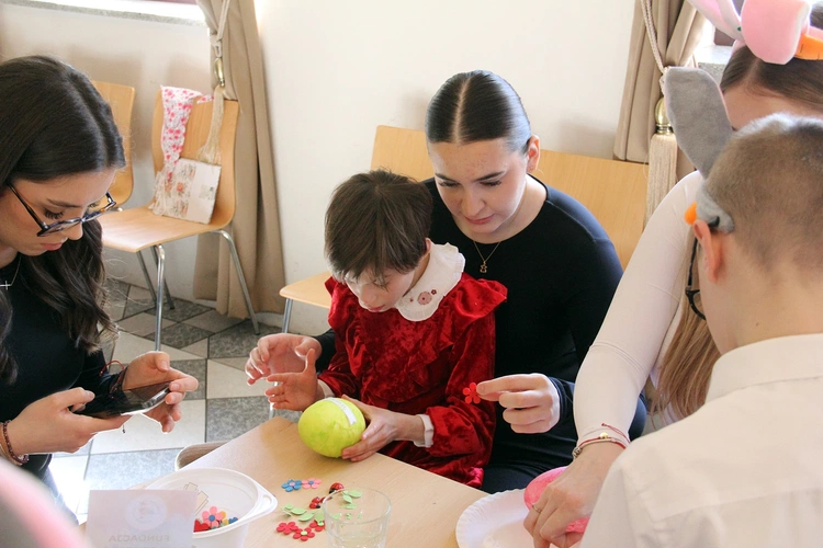 Charytatywne warsztaty robienia wielkanocnych pisanek i ozdób