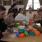 Charytatywne warsztaty robienia wielkanocnych pisanek i ozdób
