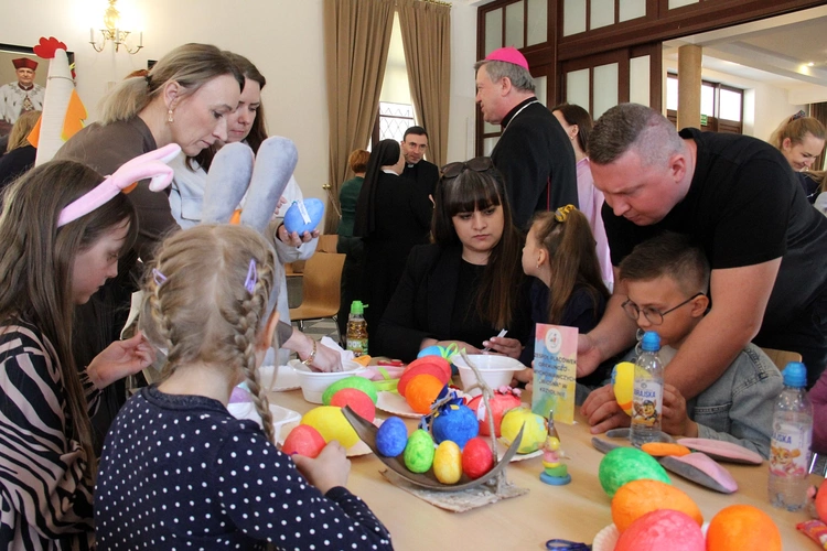 Charytatywne warsztaty robienia wielkanocnych pisanek i ozdób