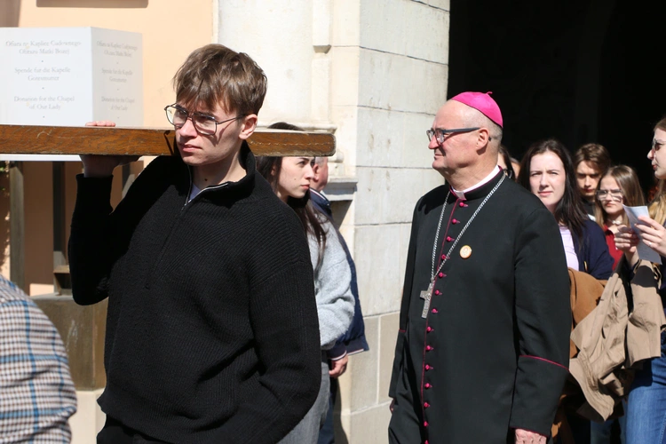 Jasna Góra. Pielgrzymka maturzystów - Droga Krzyżowa 