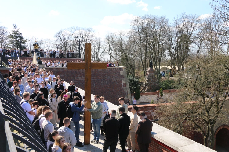 Jasna Góra. Pielgrzymka maturzystów - Droga Krzyżowa 