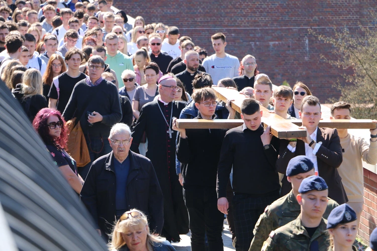 Jasna Góra. Pielgrzymka maturzystów - Droga Krzyżowa 