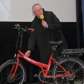 Zakonnik na rowerze. Elektrycznym