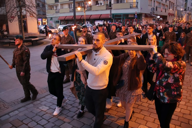 Krzyż rodzi pytania. Jednych przyciąga, innych odstrasza