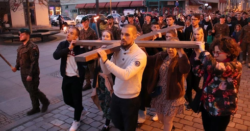 Krzyż rodzi pytania. Jednych przyciąga, innych odstrasza