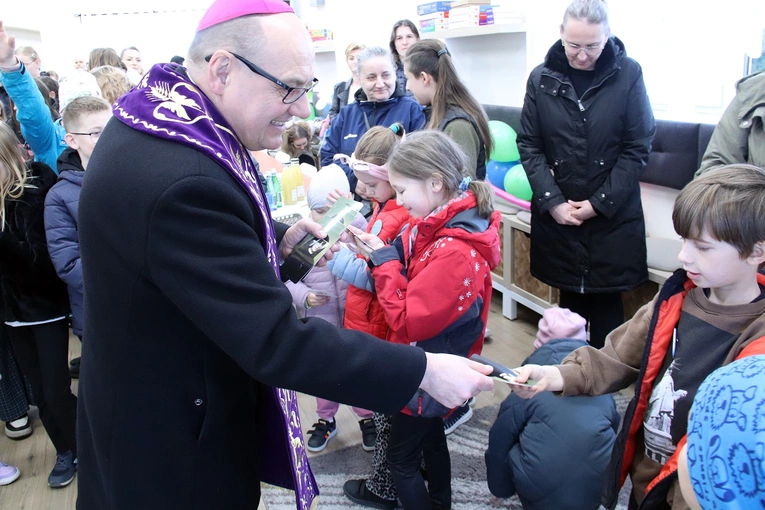 Poświęcenie nowej siedziby świetlicy "Źródełko" w parafii pw. św. Jadwigi we Wrocławiu-Leśnicy
