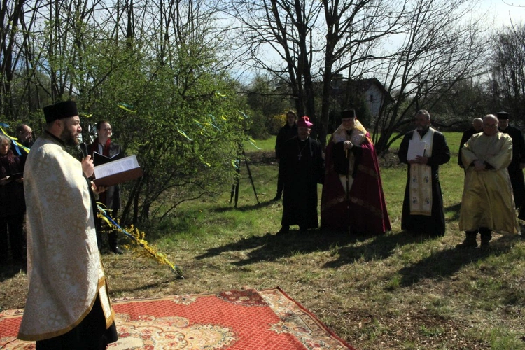 Poświęcenie krzyża na placu budowy cerkwi greckokatolickiej w Opolu