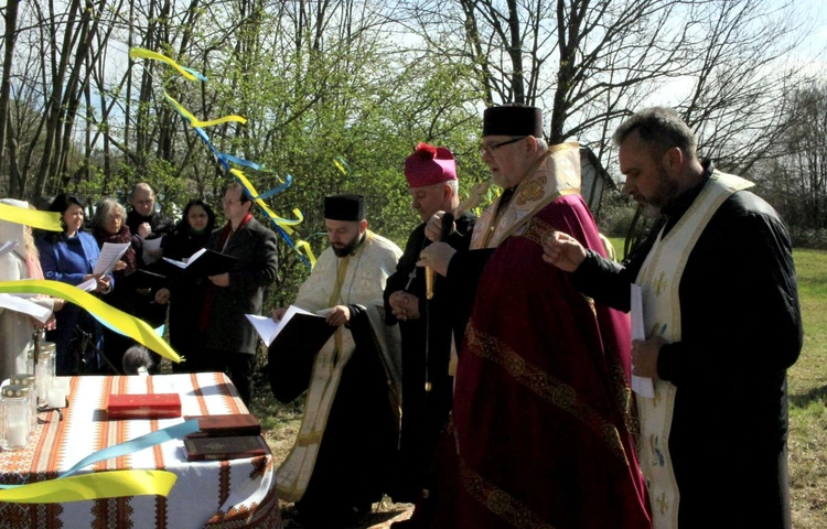 Poświęcenie krzyża na placu budowy cerkwi greckokatolickiej w Opolu