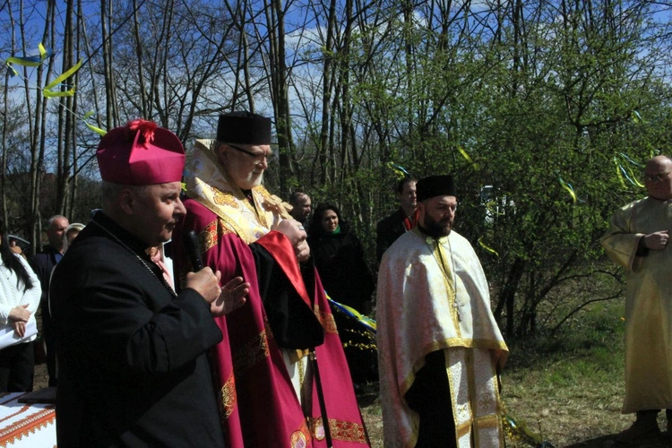 Poświęcenie krzyża na placu budowy cerkwi greckokatolickiej w Opolu