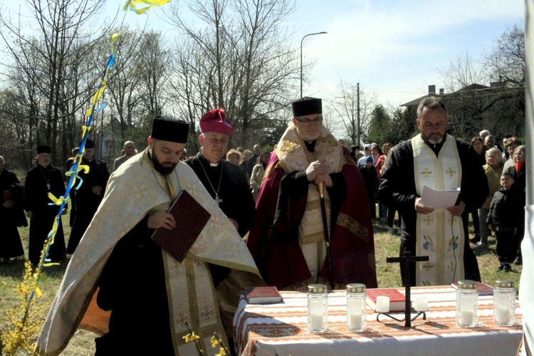 Poświęcenie krzyża na placu budowy cerkwi greckokatolickiej w Opolu