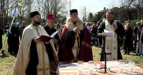 Poświęcenie krzyża na placu budowy cerkwi greckokatolickiej w Opolu