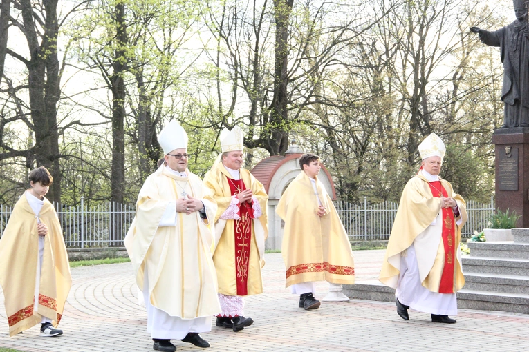 Powiśle Dąbrowskie pamięta o śp. abp. Zygmuncie Zimowskim