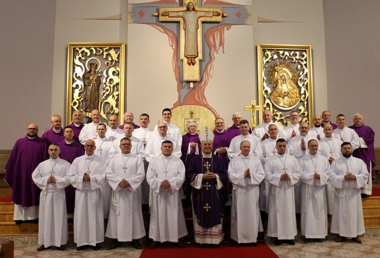 Nowi szafarze z bp. Markiem Solarczykiem i duszpasterzami.