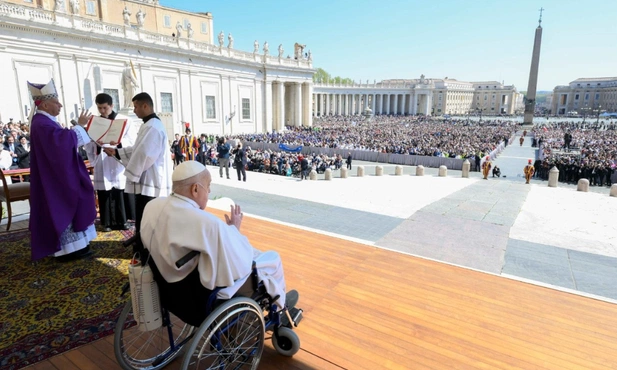 Papież Franciszek pozdrowił pielgrzymów na Placu św. Piotra