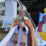 Relikwie św. Jana Pawła II dla parafii w Gowarczowie
