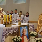 Relikwie św. Jana Pawła II dla parafii w Gowarczowie
