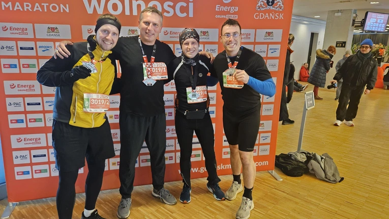 Biegowa ekipa duchownych na Energa Gdańsk Maratonie 2025