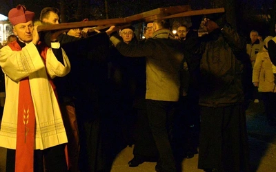 - Szczególnym wydarzeniem wpisującym się w przeżywanie Wielkiego Postu jest nabożeństwo Drogi Krzyżowej ulicami naszego miasta Radomia w Niedzielę Palmową - mówi bp Solarczyk.