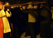 - Szczególnym wydarzeniem wpisującym się w przeżywanie Wielkiego Postu jest nabożeństwo Drogi Krzyżowej ulicami naszego miasta Radomia w Niedzielę Palmową - mówi bp Solarczyk.