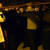 - Szczególnym wydarzeniem wpisującym się w przeżywanie Wielkiego Postu jest nabożeństwo Drogi Krzyżowej ulicami naszego miasta Radomia w Niedzielę Palmową - mówi bp Solarczyk.