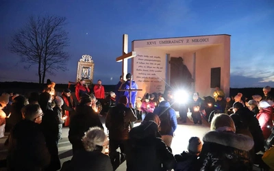 Chcesz się dobrze przygotować do Triduum Paschalnego? Pójdź za krzyżem do Rokitna