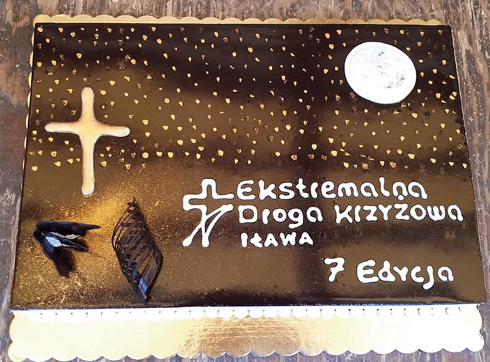  Na wszystkich, którzy ukończyli tegoroczną EDK, czekał słodki poczęstunek.