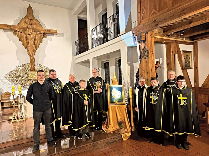  Rycerze  Bractwa  św. Jana  Pawła II  z księdzem proboszczem Ryszardem Półtorakiem.