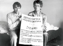  Od 1 czerwca 1978 r. w akcie solidarności z aresztowanym działaczem WZZ Błażejem Wyszkowskim w mieszkaniu jego brata Krzysztofa rozpoczęła się głodówka protestacyjna Wolnych Związków Zawodowych Wybrzeża.  Na zdjęciu Krzysztof Wyszkowski (z prawej) i Bogdan Borusewicz z postulatami.