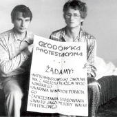  Od 1 czerwca 1978 r. w akcie solidarności z aresztowanym działaczem WZZ Błażejem Wyszkowskim w mieszkaniu jego brata Krzysztofa rozpoczęła się głodówka protestacyjna Wolnych Związków Zawodowych Wybrzeża.  Na zdjęciu Krzysztof Wyszkowski (z prawej) i Bogdan Borusewicz z postulatami.