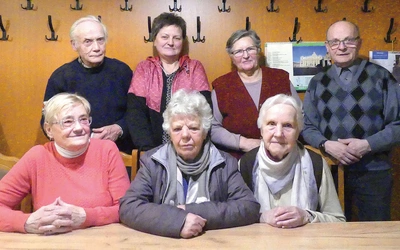  Reprezentacja Bractwa Trzeźwości z Oświęcimia. W górnym  rzędzie  od lewej: Franciszek Figura, Dorota Kinalczyk, Krystyna Dąbrowska i Krzysztof Młodzik. Siedzą: Janina Pędziwiatr, Krystyna  Komajda i Anastazja  Sipta.