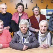  Reprezentacja Bractwa Trzeźwości z Oświęcimia. W górnym  rzędzie  od lewej: Franciszek Figura, Dorota Kinalczyk, Krystyna Dąbrowska i Krzysztof Młodzik. Siedzą: Janina Pędziwiatr, Krystyna  Komajda i Anastazja  Sipta.