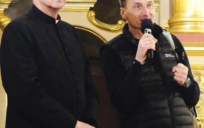   Marek Zaremba z ks. kustoszem Piotrem Konieczym.