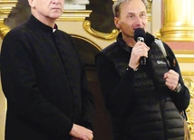   Marek Zaremba z ks. kustoszem Piotrem Konieczym.