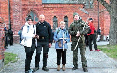  Dwa  małżeństwa z Rosnowa wyruszają w całonocną koszalińską EDK.
