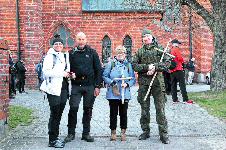 Dwa  małżeństwa z Rosnowa wyruszają w całonocną koszalińską EDK.