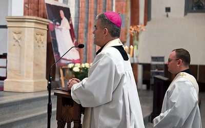  Bp Zbigniew Zieliński prowadzi Różaniec.  