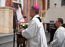  Bp Zbigniew Zieliński prowadzi Różaniec.  