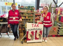  Pani Ela (z prawej) i pani Basia zapraszały do podzielenia się produktami spożywczymi w jednym z sieciowych marketów.