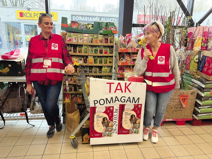  Pani Ela (z prawej) i pani Basia zapraszały do podzielenia się produktami spożywczymi w jednym z sieciowych marketów.