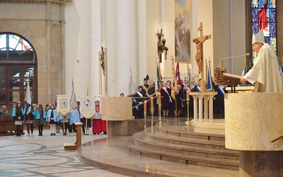  Na pielgrzymkę  przybyło także wiele  pocztów sztandarowych.