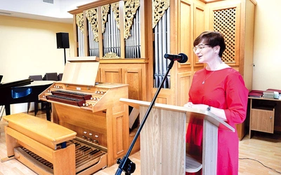  Dr Mariola Brzoska, dyrektor DSM II stopnia i SMK w Gliwicach w auli szkół. 