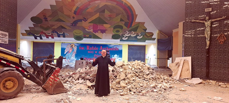  Dyrektor placówki w remontowanych holu głównym.  